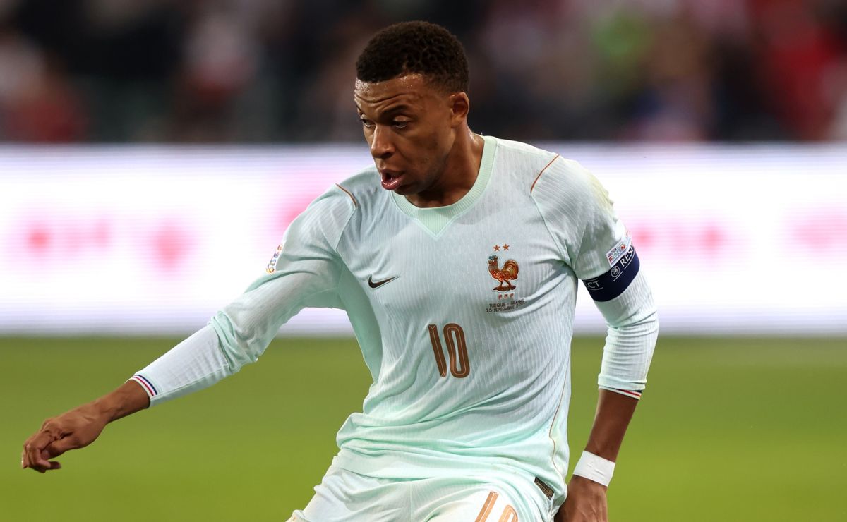 Kylian Mbappe dribbling with the ball