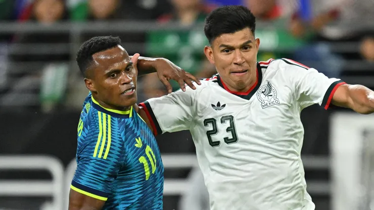 Jhon Arias #10 of Colombia and Jesús Gallardo #23 of Mexico.