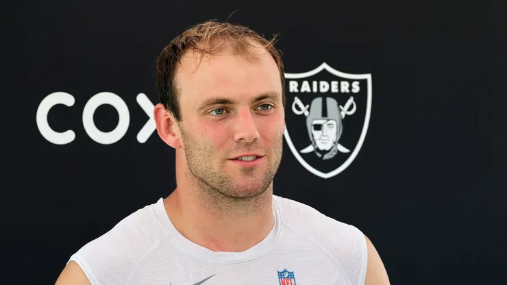 Brock Bowers #89 of the Las Vegas Raiders.
