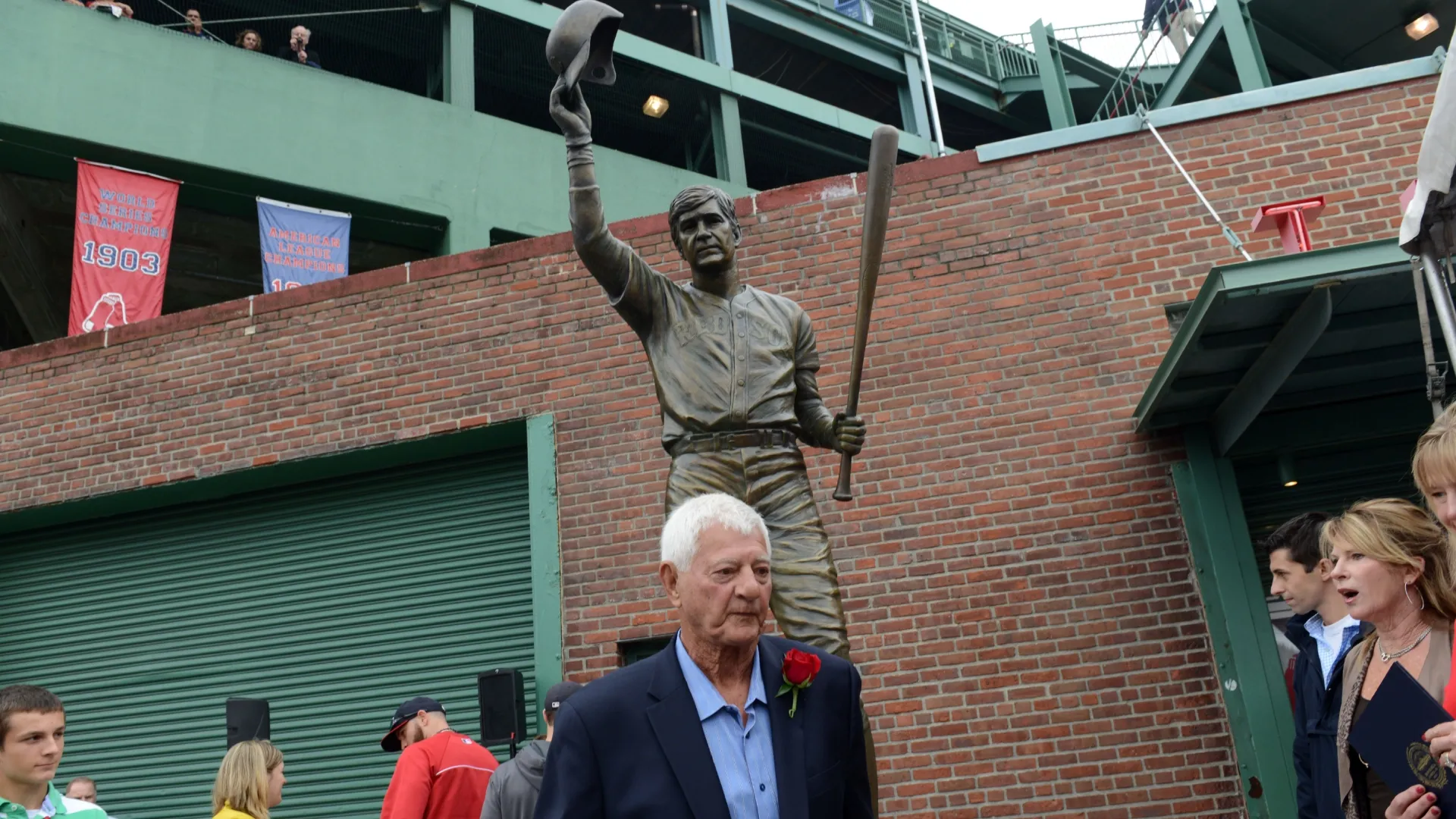 Carl Yastrzemski with his statue