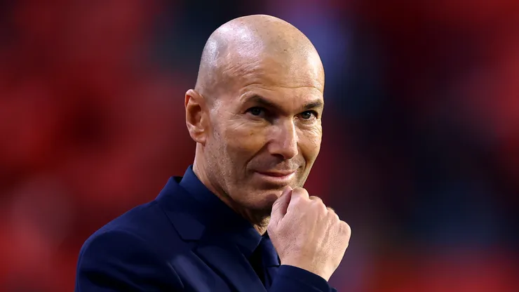 Zinedine Zidane coaching France.
