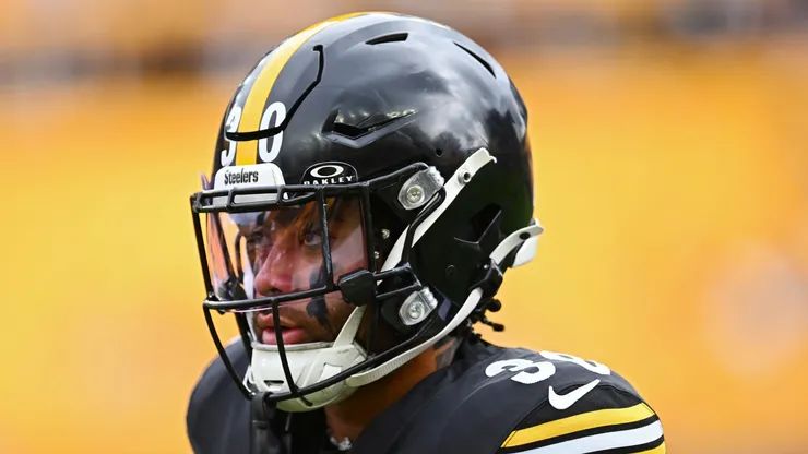 Jaylen Warren running back of the Pittsburgh Steelers
