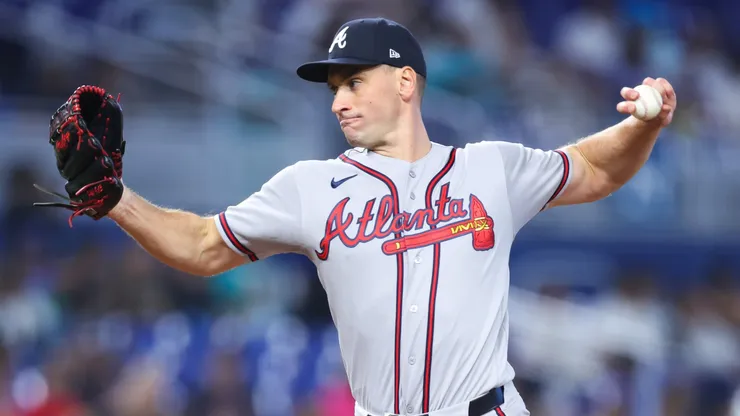 Brent Suter #39 of the Atlanta Braves pitches.