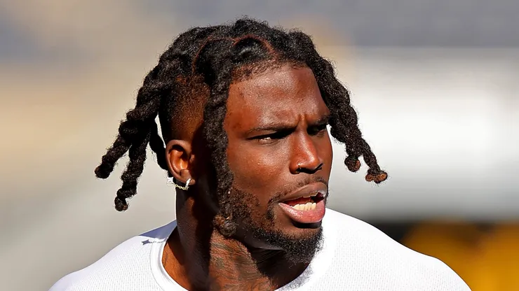 Tyreek Hill warming up prior to a game at Soldier Field in Chicago, Illinois.