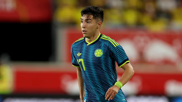 Samuel Velasquez Uribe #17 of Colombia looks to pass.