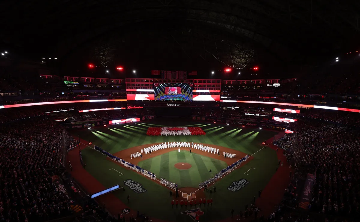 How many MLB stadiums have a roof?