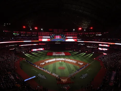 How many MLB stadiums have a roof?