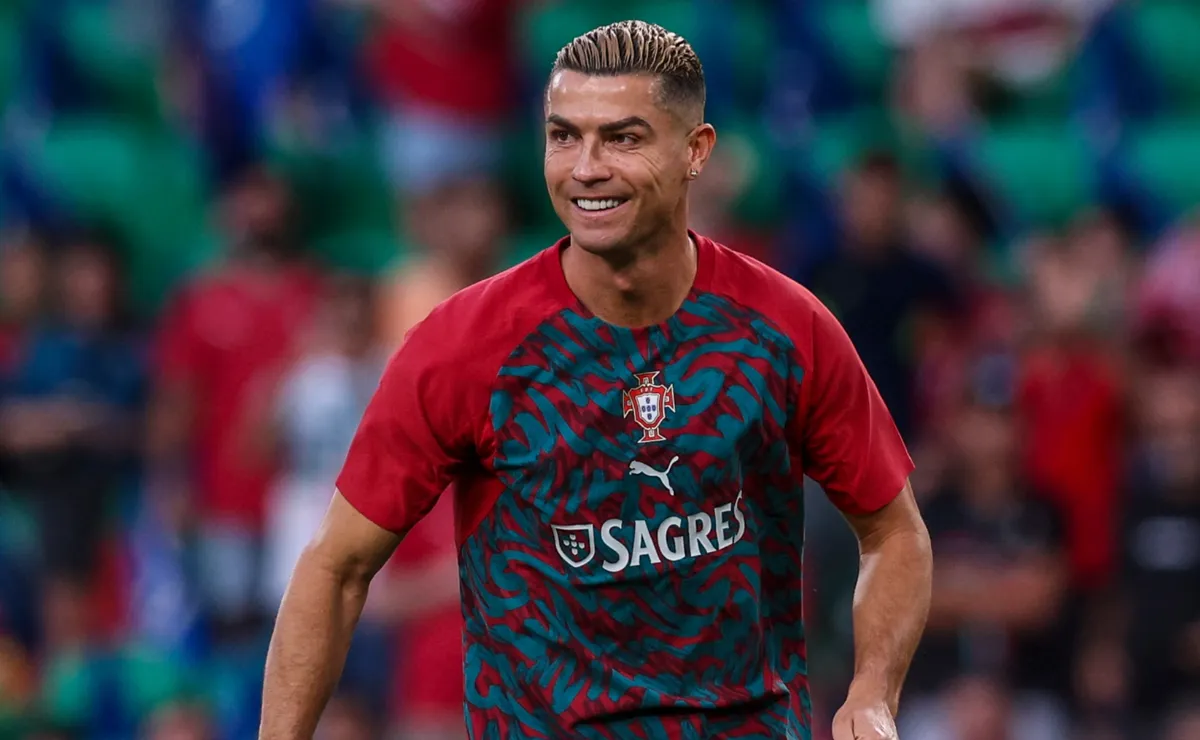 Cristiano Ronaldo shows respect for Lionel Messi after his retirement from Argentina