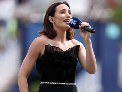 Who is singing the national anthems before Jaguars vs. Eagles today?