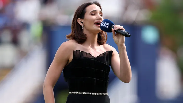 Laura Wright sings the national anthems during day one of the 2nd Rothesay Test Match