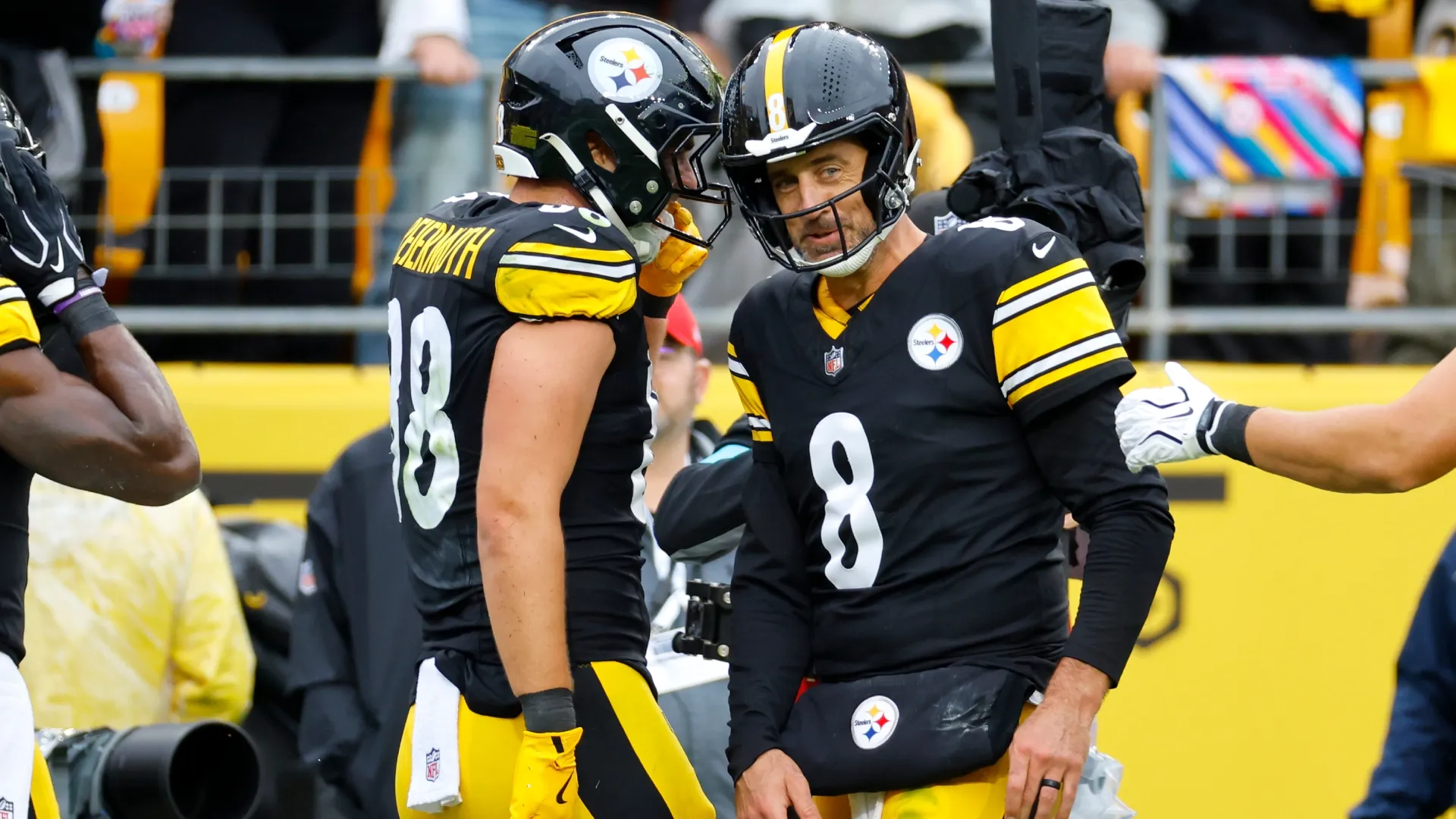 Pat Freiermuth #88 of the Pittsburgh Steelers celebrates with Aaron Rodgers #8 (Source: Justin K. Aller/Getty Images)