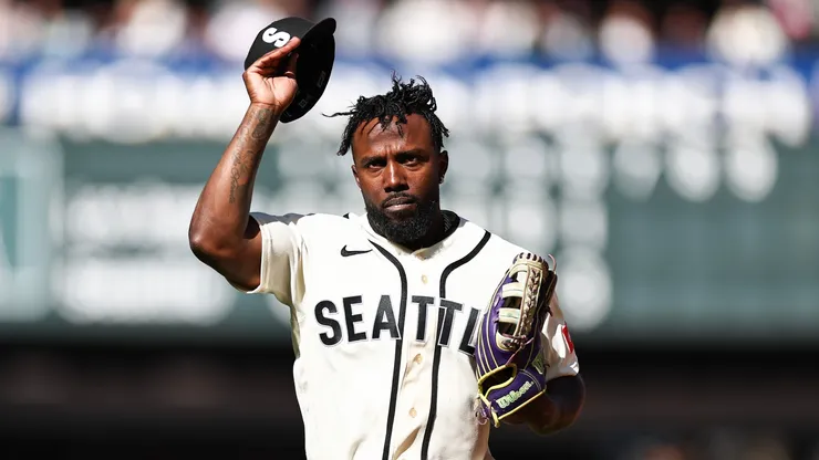 Randy Arozarena #56 of the Seattle Mariners lifts his hat.