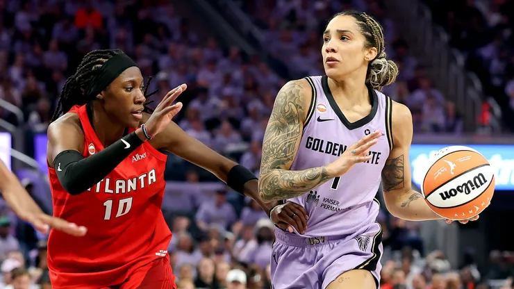 Gabby Williams #1 of the Golden State Valkyries is defended by Rhyne Howard #10 of the Atlanta Dream