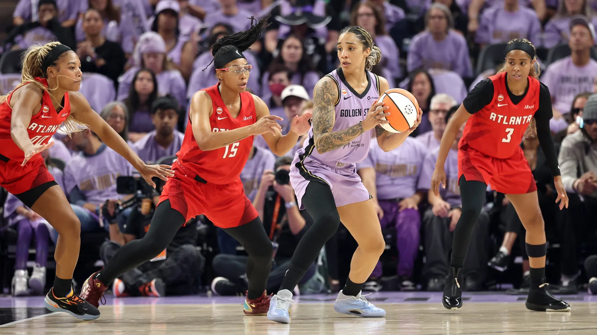 Gabby Williams #1 of the Valkyries is defended by Allisha Gray #15 of the Dream (Source: Ezra Shaw/Getty Images)