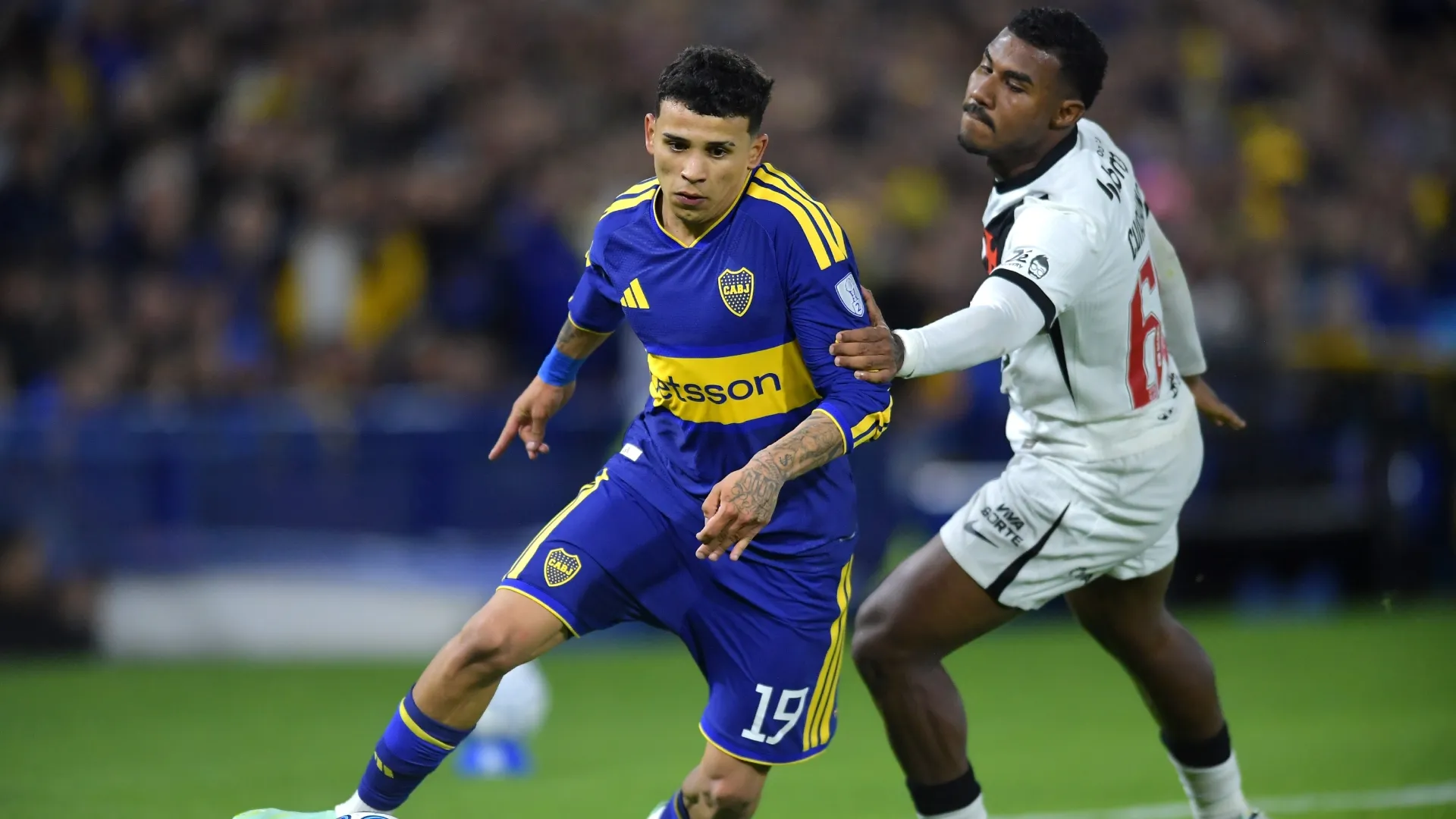Leonel Flores of Boca Juniors is challenged by Cuiabano of Vasco da Gama (Source: Marcelo Endelli/Getty Images)