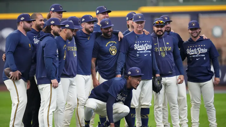 The Milwaukee Brewers pose for a group photo.