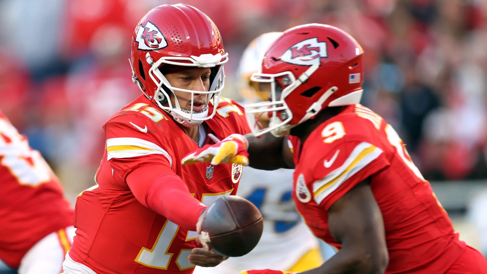 Patrick Mahomes #15 hands off to running back Kenneth Walker III #9 (Source: Jamie Squire/Getty Images)