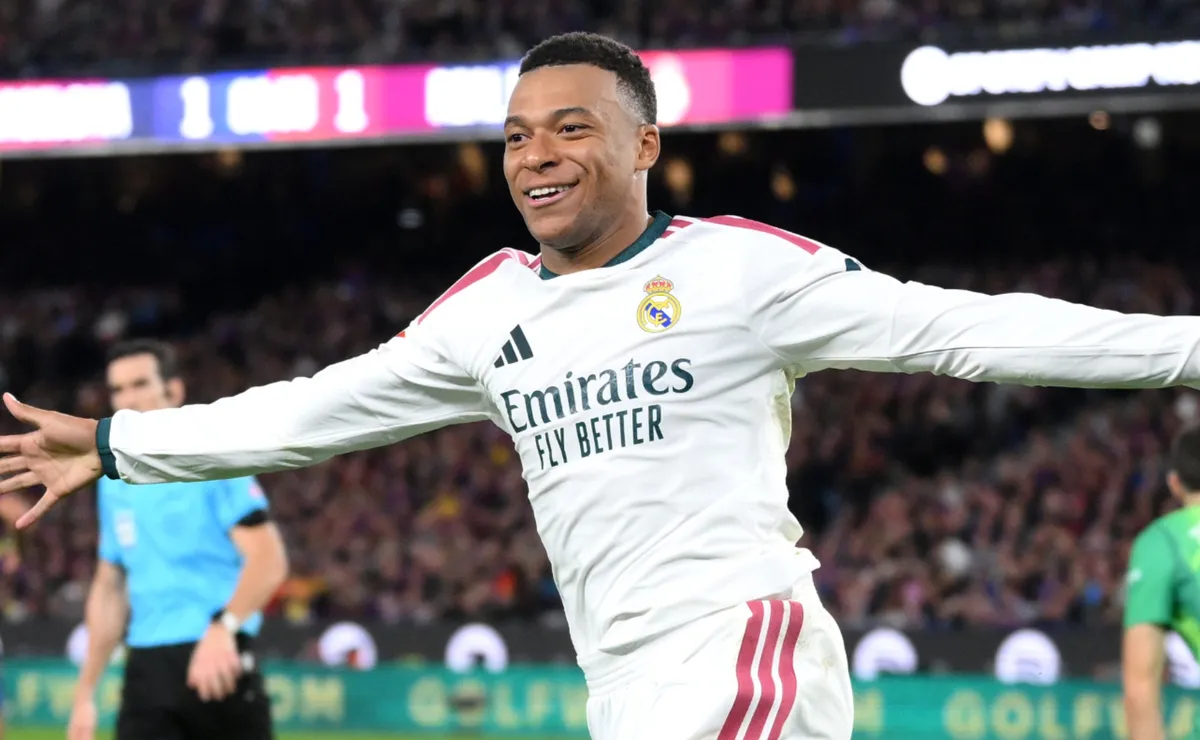 Kylian Mbappé merayakan gol di laga Clásico