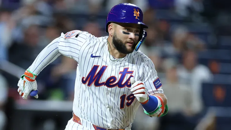 Bo Bichette #19 of the New York Mets drives in a run.