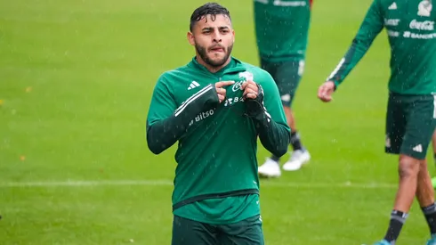 Alexis Vega encendió todas las alarmas al salir del partido con un fuerte golpe que requirió hielo para calmar el dolor