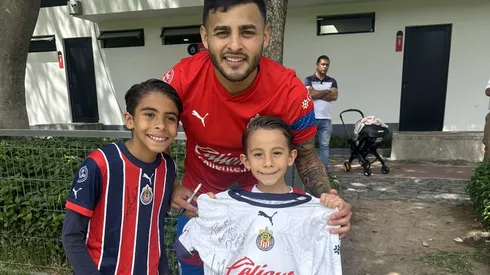 Vega recibió al pequeño Diego en Verde Valle para obsequiarle su playera del partido tras ser su amuleto del gol