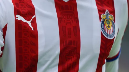 Tienda revela nueva playera de Chivas.