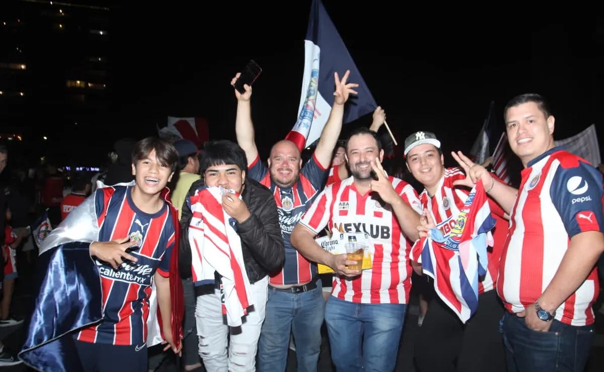 Video: La fiesta que armó la afición de Chivas tras eliminar al América ...