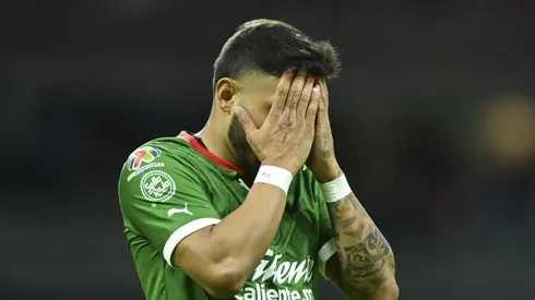 ¡ASÍ NO! Alexis Vega decepciona a pequeña aficionada de Chivas que lo esperaba con un regalo