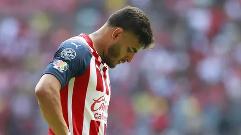 ¡ALARMA EN CHIVAS! Alexis Vega ese lesiona y está en duda para la visita de Atlas al Akron
