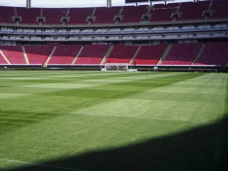 ¿PARA PREOCUPARSE? Así está el campo de juego de Chivas.