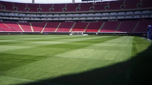 ¿PARA PREOCUPARSE? Así está el campo de juego de Chivas..