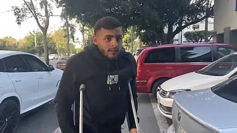 Alexis Vega regresó a Guadalajara y fue evaluado para conocer el alcance real de su lesión