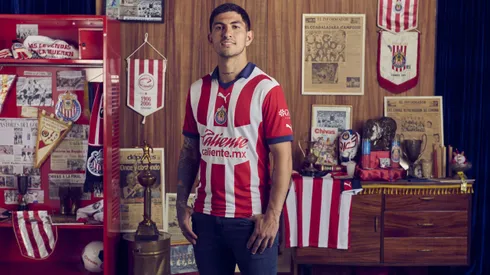 Víctor Guzmán fue otro de los hermosos modelos que portó la playera para la promoción de Chivas