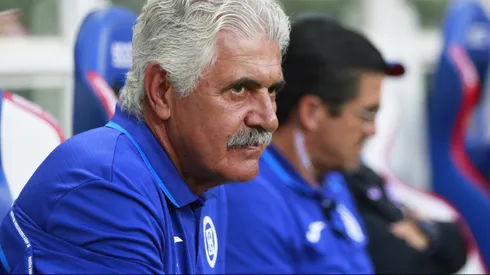 Ferretti ya sumó en Cruz Azul a Carlos Salcedo y ahora quiere a otro defensor de Chivas