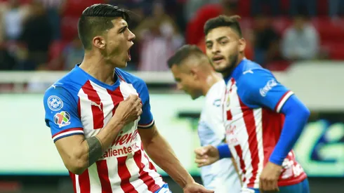 Alan Pulido, de acuerdo al reporte, estaría dispuesto a sacrificar la parte económica para volver a Chivas