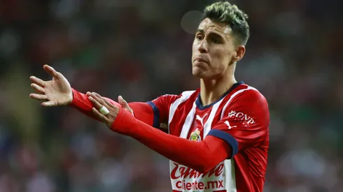 Cristian Calderón pasó de ser titular con Paunovic a tener un pie fuera de Chivas por decisión técnica