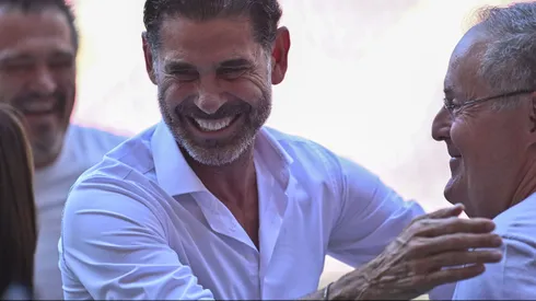 El reportero tapatío exhibió todo el plan de Fernando Hierro para convencer a Carlos Vela de volver a Chivas