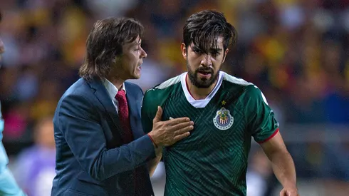 Así se reencontraron Matías Almeyda y Rodolfo Pizarro.