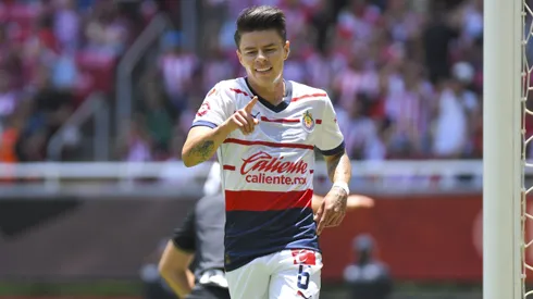 Pável Pérez tiene a Chivas con la ventaja al medio tiempo del partido en el Estadio Akron