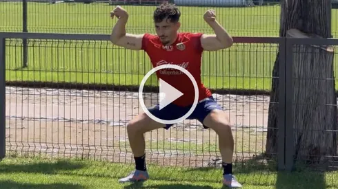 Alan Mozo disfrutó el entrenamiento sabatino en Verde Valle y sacó risas a sus compañeros de Chivas