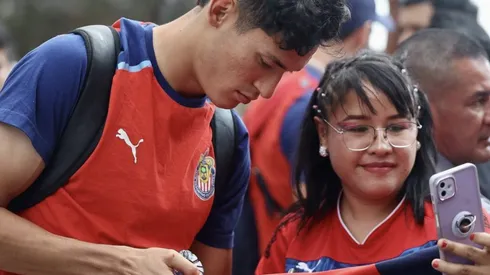 Los rojiblancos fueron recibidos por un nutrido grupo de aficionados en León