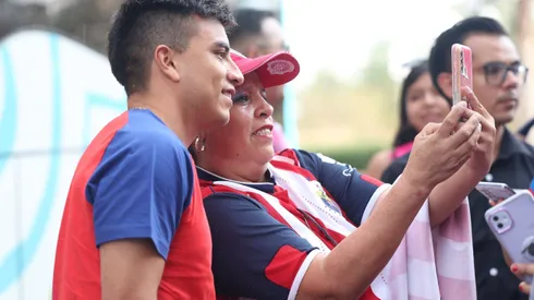 Los aficionados rojiblancos en León compartieron un breve instante con el plantel de Chivas previo al debut en el Apertura 2023
