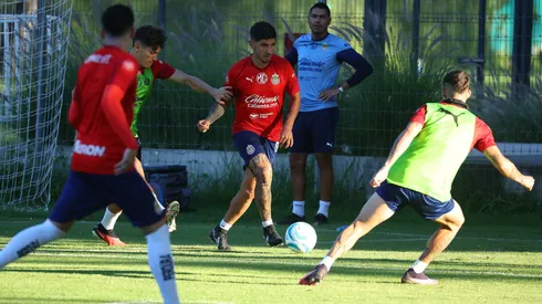El Pocho Guzmán trabaja con la misión de regresar a la alineación de Chivas frente a Pachuca