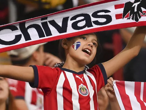 Afición de Chivas arma banderazo en medio de una lluvia torrencial