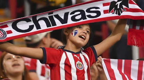 Afición de Chivas arma banderazo en medio de una lluvia torrencial.