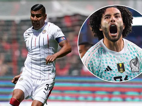 Carlos Salcido felicitó a César Huerta con broma incluida