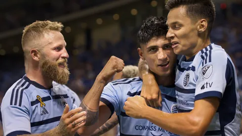Alan Pulido renovó y recibió las peores noticias en Sporting Kansas City.