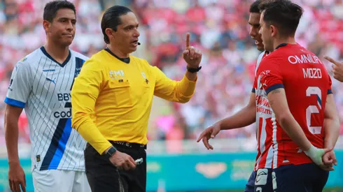 Óscar Macías Romo fue criticado por dos jugadas que definieron el resultado final con la derrota de Chivas