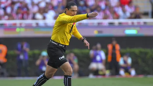 Óscar Macías Romo fue duramente cuestionado por dos jugadas claves que definieron la derrota de Chivas en el Estadio Akron