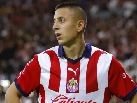 Roberto Alvarado carga con Chivas solo sin compañeros que respondan